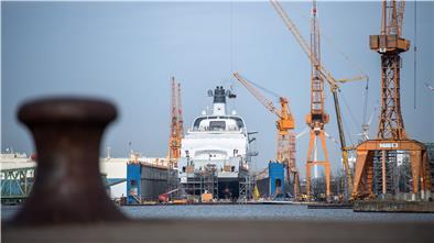 In der Lloyd Werft Bremerhaven wird an einer Jacht gebaut. 