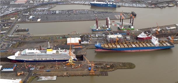 Es ist viel los bei der Lloyd Werft in Bremerhaven: Die Liegeplätze sind voll be...