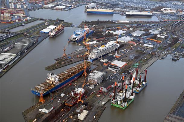 Es ist viel los bei der Lloyd Werft in Bremerhaven: Die Liegeplätze sind voll be...