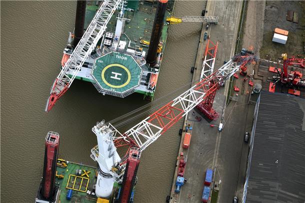 Es ist viel los bei der Lloyd Werft in Bremerhaven: Die Liegeplätze sind voll be...