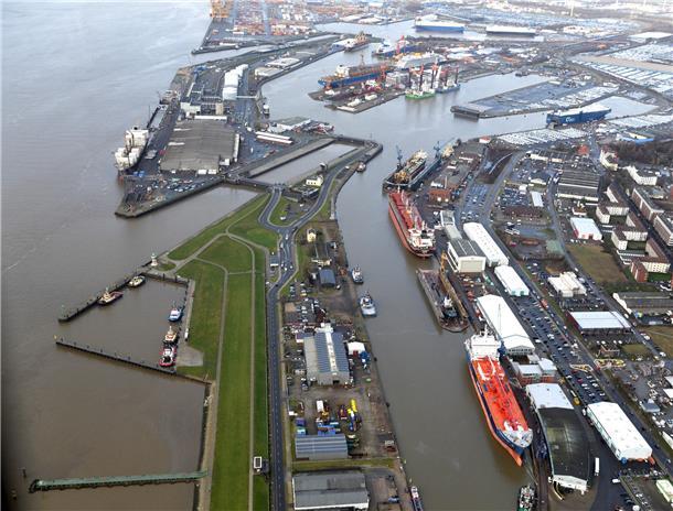 Es ist viel los bei der Lloyd Werft in Bremerhaven: Die Liegeplätze sind voll be...