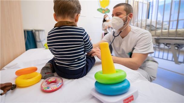 Kinder mit Grippe in Kliniken - Rat zur Impfung vor Karneval Es kann vorkommen, dass Kinder wegen einer Grippe ins Krankenhaus eingewiesen werden.