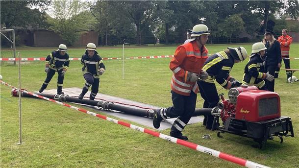 Samtgemeinde-Wettbewerb: Feuerwehr Vierden gewinnt vor Hamersen und Kalbe Die Brandbekämpfer in Aktion.