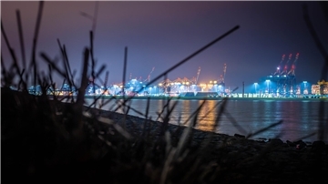  Blick vom Deich am Ochsenturm in Imsum auf das Bremerhavener Hafengebiet.