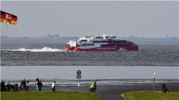 Eine Helgolandfähre im Wasser vor Otterndorf. 