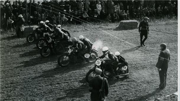 Motorräder: Geliebt im Alltag und als Rennmaschinen Es röhren die Motoren, wenn die Motorräder starten.