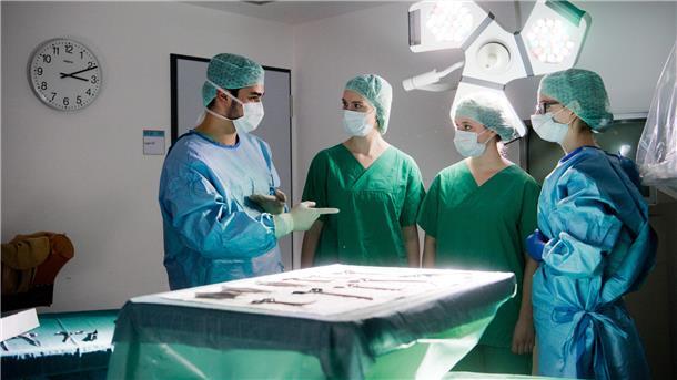 Medizinstudenten üben im «Skills Lab» der Medizinischen Hochschule Hannover (MHH), wie man sich unter hygienischen Aspekten in einem OP-Raum verhält (gestellte Szene). 
