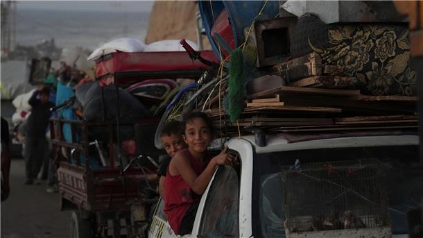Berichte über heftige israelische Angriffe in der Stadt Gaza Es sind nur etwa 30 Kilometer von der Stadt Gaza bis in die südliche sogenannte humanitäre Zone. Aber für Hunderttausende, die mitten im Krieg über eine chronisch verstopfte Küstenstraße vor israelischen Bomben zu fliehen versuchen, ist es eine qualvolle Fahrt ins Ungewisse.