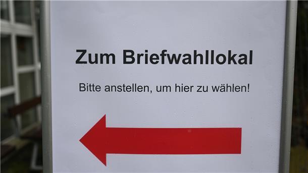 Schild mit Hinweis: "Zum Briefwahllokal"