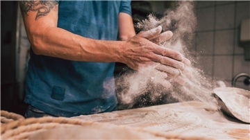 Es staubt auch mal in Bäckereien. Aber das Backen von Brot und Brötchen wird attraktiver: Inzwischen geht ein Bäckerei-Azubi im dritten Ausbildungsjahr mit 1.230 Euro im Monat nach Hause, so die Gewerkschaft NGG. Und: Immer häufiger entscheiden sich junge Menschen, die als Flüchtlinge oder Zuwanderer kommen, für einen Job-Start im Backgewerbe.