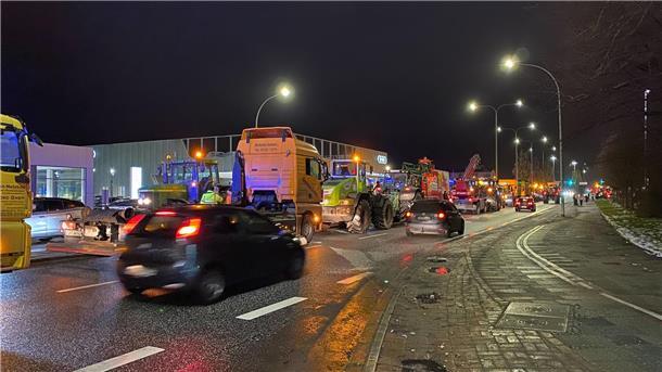 Bauernproteste: Mehr als 2000 demonstrieren in Aurich - Scholz: „Galgen sind keine Arguemente“ Es staut sich allmählich vor der Eisarena.