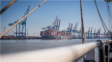 Schiffe und Containerbrücken