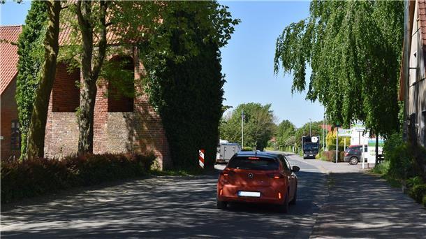Tempo 30 in Eckwarder Ortsdurchfahrt abgeschmettert Es wird eng beim Glockenturm und Lebensmittelmarkt in der Ortsdurchfahrt in Eckwarden – doch laut Verkehrsbehörde lediglich optisch und keineswegs in der Realität. Die gesamte Ortsdurchfahrt hat laut Behörde die gleiche Breite.