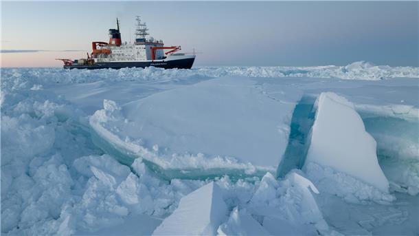 „Polarstern“ dringt in Region vor, die nie ein Mensch zuvor gesehen hat Eisbrecher "Polarstern" von einer Eisscholle aus fotografiert