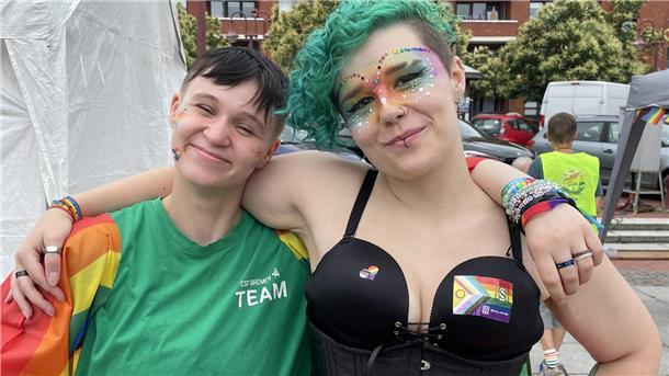 Ein queeres Paar im bunten Out beim Christopher Street Day in Nordenham.
