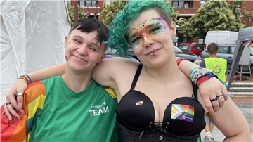 Ein queeres Paar im bunten Out beim Christopher Street Day in Nordenham.