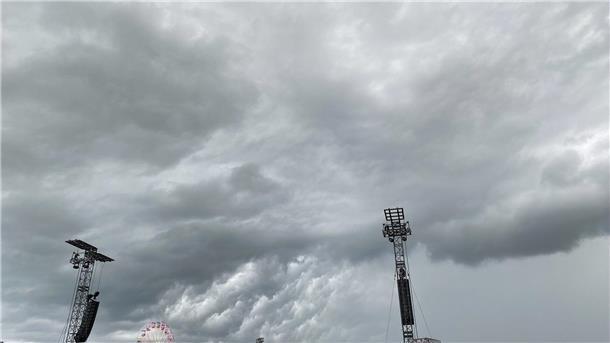 Es ziehen dunkle Wolken übers Festival und es regnet heftig.