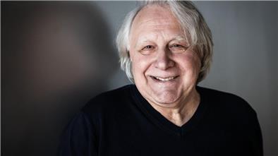 ESC-Kommentator Peter Urban, Journalist und Radio-Kommentator, lächelt bei einem Fototermin.