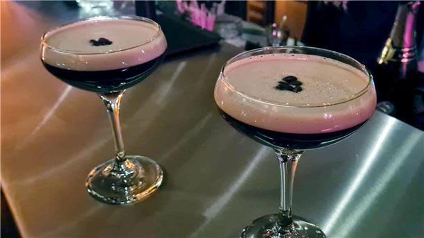 Espresso Martini - hübsch angerichtet in Gläsern.