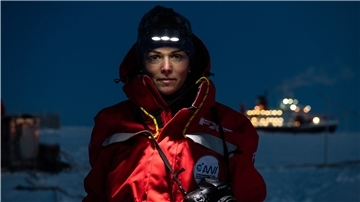 Esther Horvath ist Expeditionsfotografin und dokumentiert die wissenschaftliche Arbeit bei „MOSAiC“.