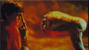 E.T. hat ungewöhnliche Fähigkeiten, die er Elliott (Henry Thomas) zeigt - eine Szene aus „E.T. - Der Außerirdische“ (undatiert). Vor 40 Jahren kam das amerikanische Sci-Fi-Märchen auf den Markt.