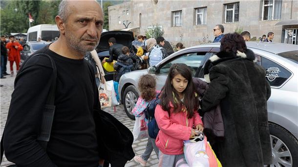 Ethnische Armenier aus Berg-Karabach kommen in Goris an.