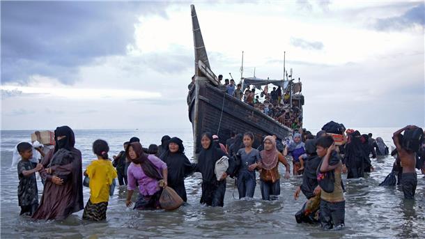 Ethnische Rohingya verlassen ihr Boot nach der Landung in Ulee Madon in der Provinz Aceh.