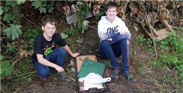 Etienne (l.) und Dennis präsentieren stolz den Schatz, den sie gefunden haben.