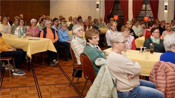 Sandra Fricke spricht vor 100 Bremervörder Landfrauen über ihre Alkoholsucht Etwa 100 Bremervörder Landfrauen wollten mehr über das Tabuthema Sucht wissen und hörten sich am Dienstag den bewegenden Vortrag von Sandra Fricke an.