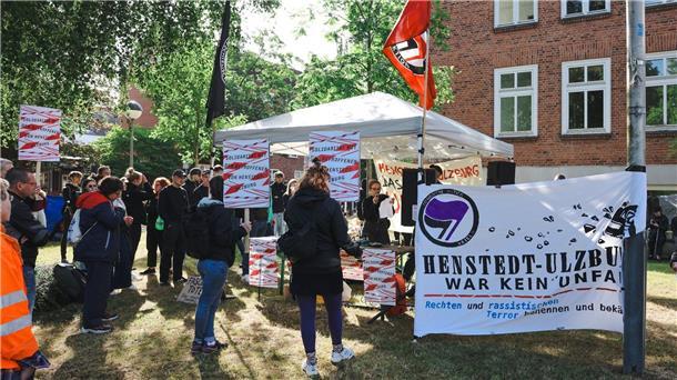 Etwa 100 Menschen demonstrieren vor dem Kieler Landgericht gegen rechte Gewalt.