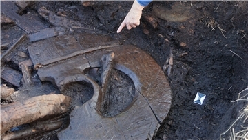 Etwa 2400 Jahre lang „schlummerte“ das Scheibenrad, ein echter archäologischer Schatz, im Moorboden, bevor ihn Archäologen in der vergangenen Woche freilegten.