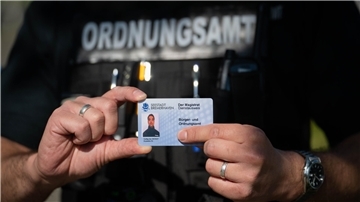 Etwa 30 Mitarbeiter des Bürger- und Ordnungsamtes sind zurzeit auf den Straßen unterwegs und können sich immer mit dem Dienstausweis legitimieren.