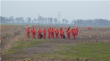 Etwa 50 Personen in Schutzanzügen sammeln derzeit täglich die Flächen rund um die Windenergieanlage ab. Fotos: Pape