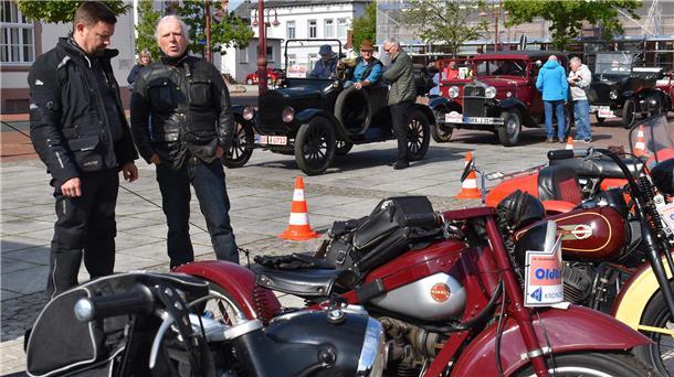Wechselhaftes Wetter: So liefen die Oldtimer-Tage in Nordenham Das Foto zeigt die Teilnehmer einer Oldtimer-Rallye, die am Sonnabend in Nordenham stattfand.