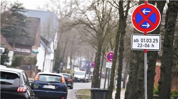 Schilderwald in Stadt und Kreis Cuxhaven: Am Straßenrand stehen in Abstand von wenigen Metern Haltverbotsschilder.