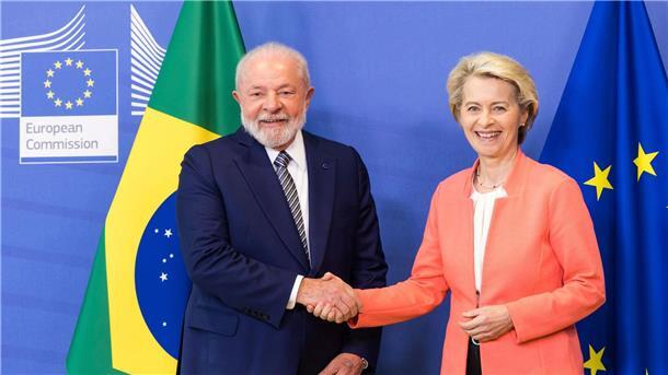 EU-Kommissionspräsidentin Ursula von der Leyen begrüßt den brasilianischen Präsidenten Luiz Inácio Lula da Silva in Brüssel.