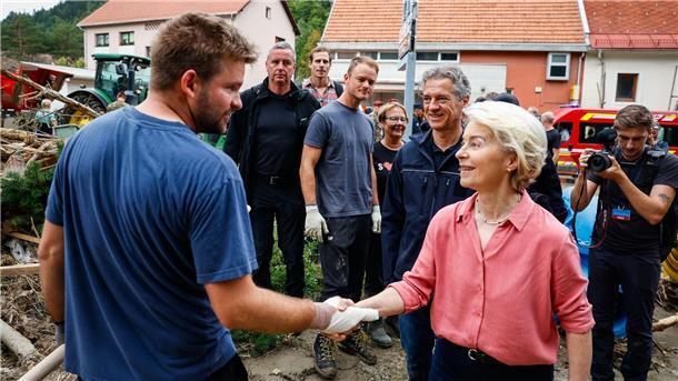 Von der Leyen sagt Slowenien schnelle Hilfe zu EU-Kommissionspräsidentin Ursula von der Leyen besucht ein Katastrophengebiet in Slowenien.