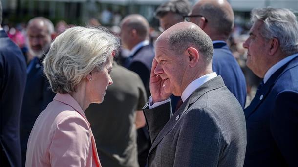 Europa-Gipfel: Klares Signal an Moskau EU-Kommissionspräsidentin Ursula von der Leyen im Gespräch mit Bundeskanzler Olaf Scholz.