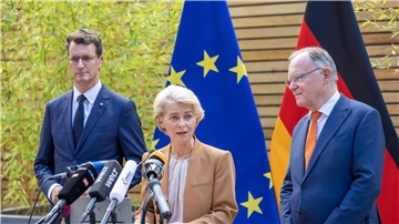 EU-Kommissionspräsidentin Ursula von der Leyen (M), Nordrhein-Westfalens Ministerpräsident Hendrik Wüst (l) und Niedersachsens Ministerpräsident Stephan Weil geben nach dem Treffen ihre Statements ab.