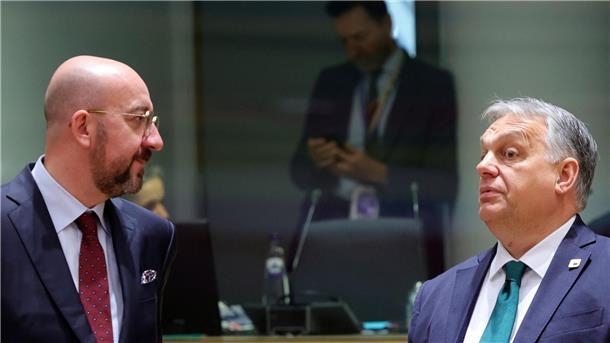 EU-Ratspräsident Charles Michel (l) spricht mit dem ungarischen Ministerpräsidenten Viktor Orban.