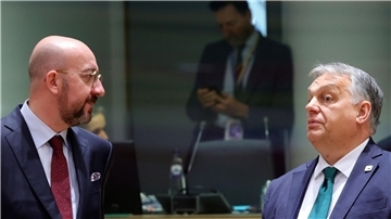 EU-Ratspräsident Charles Michel (l) spricht mit dem ungarischen Ministerpräsidenten Viktor Orban.