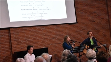 Musiker spielen vor Publikum