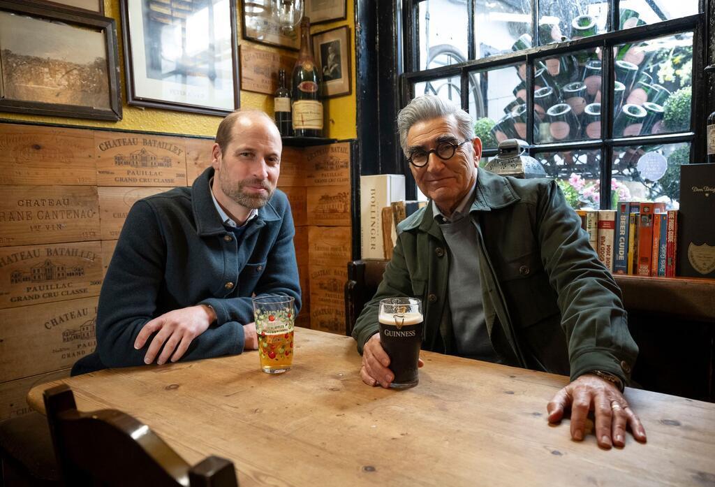 Eugene Levy (r) und Prinz William in einer Folge der Reise-Serie „Urlaub wider Willen mit Eugene Levy“.