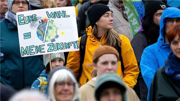 Tausende fordern vor Europawahl Klima- und Demokratieschutz „Eure Wahl = Meine Zukunft“: Demonstrierende auf dem Königsplatz in München.