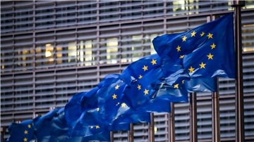 Europaflaggen wehen vor dem Sitz der EU-Kommission. Die Europäische Union hat Bosnien-Herzegowina offiziell in den Kreis der Beitrittskandidaten aufgenommen.