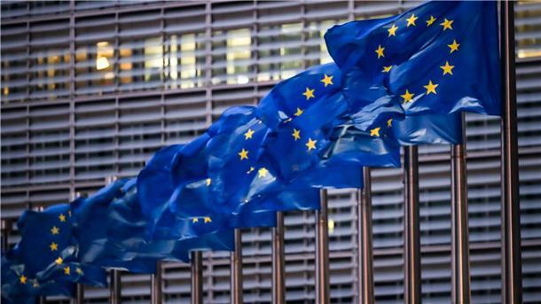 Europaflaggen wehen vor dem Sitz der EU-Kommission. „Wir leben in einer sehr anderen Welt als vor 30 Jahren. Andere Herausforderungen, andere Prioritäten“, sagt Kommissionsvizepräsident Valdis Dombrovskis zu der geplanten Reform des Schuldenabbaus.