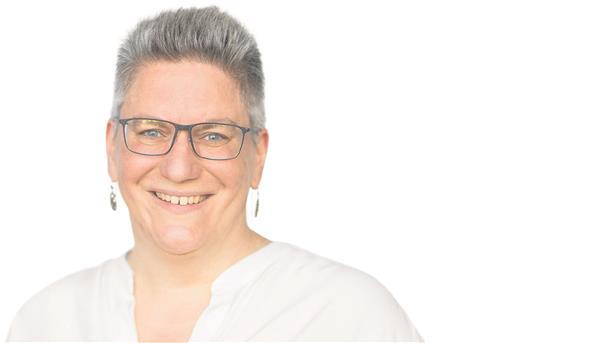 Frau in weißer Bluse mit Brille