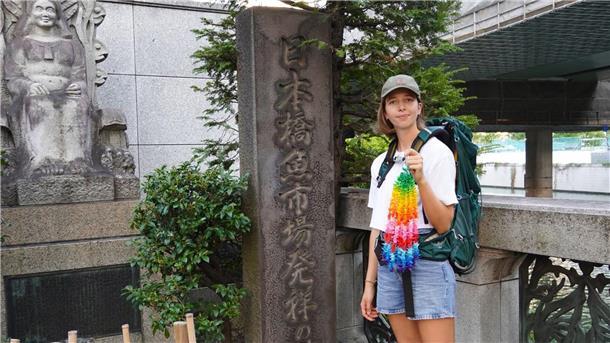 Eva Fritz hält eine Kette aus bunten  Papierkranichen in der Hand. Sie will von Tokio aus zweieinhalb Monate lang mit Rucksack und Zelt 1000 Kilometer über Kyoto bis nach Hiroshima wandern.