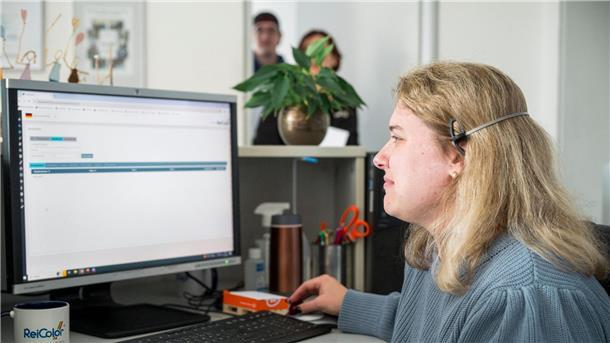 Eva Lenz arbeitet am Empfang der ReiColor Chemie-GmbH.