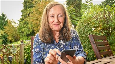 Eine Frau schaut auf ihr Handy.